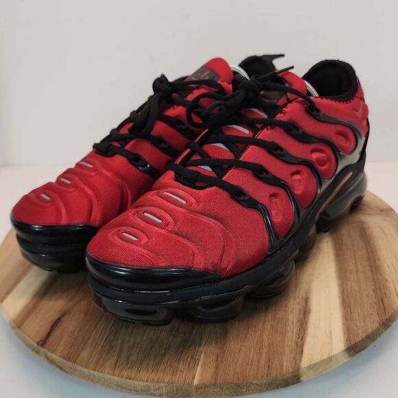 Nike Air Vapormax Plus Men\'s Red & Black Sneaker Size 10 Stunning Sneakers